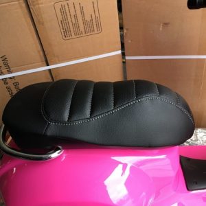 Siege simili cuir de Vespa électrique enfant rose