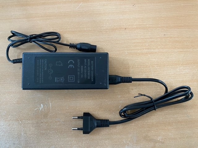 Chargeur pour batterie 36v avec connexion XLR
