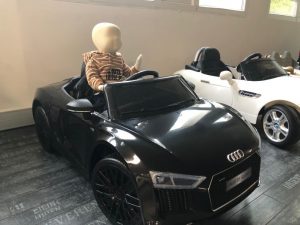 Voiture pour enfant Audi R8 avec Léo mannequin un peu moins d'un an